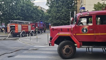 Lángokban áll egy épület tetőszerkezete az újvidéki vasútállomás közelében - illusztráció